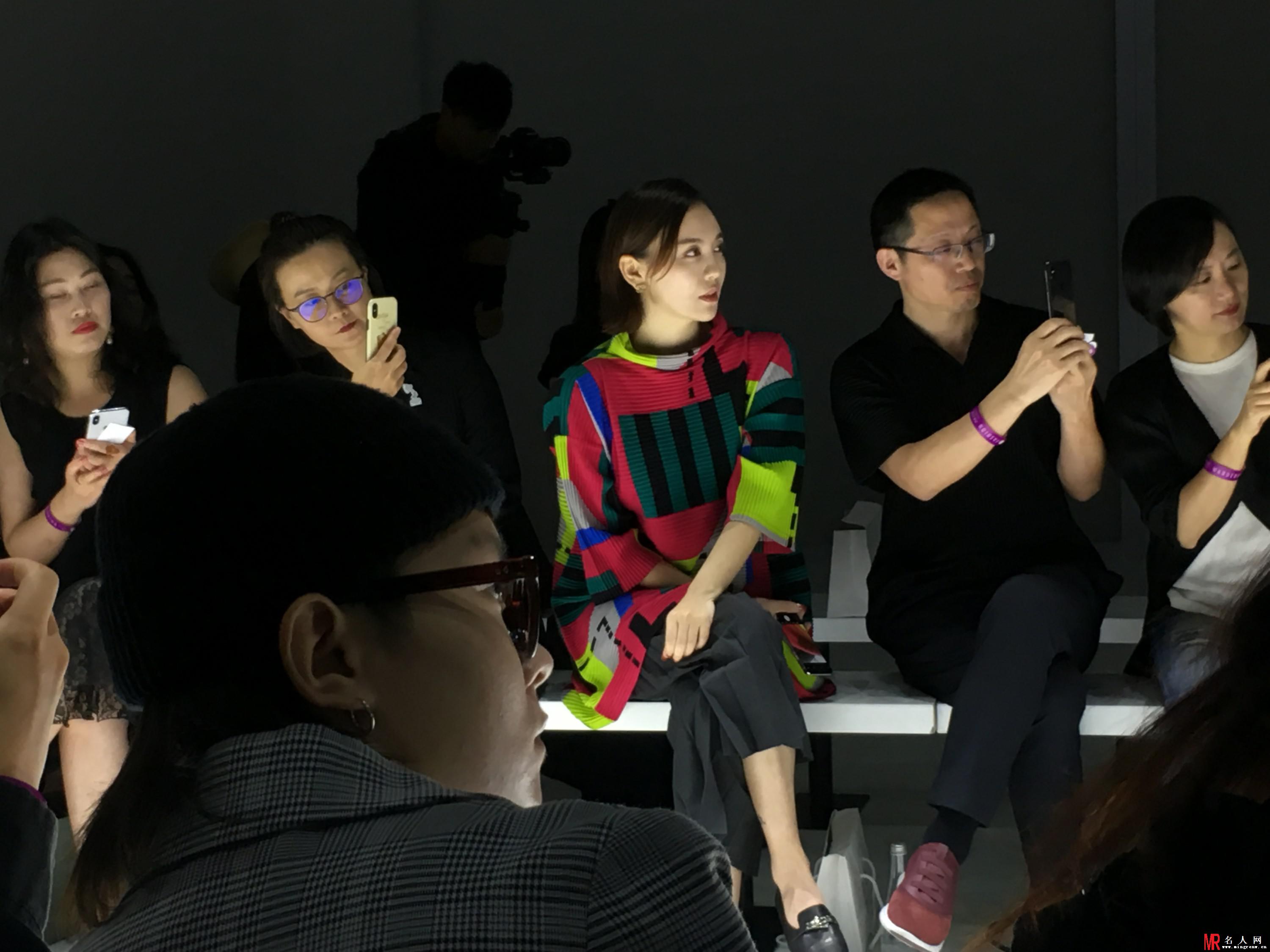 吕佳容现身上海时装周 挑战色彩混搭视觉冲击极限(1)