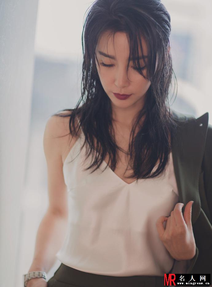 李冰冰玩湿发诱惑 妆容精致大秀玲珑曲线(1)
