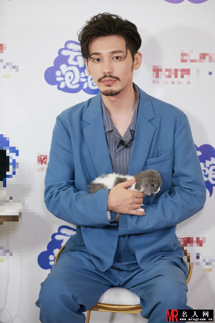 白宇“撸猫”双眼放电  蓝色西装温暖帅气十足(1)