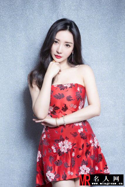 柳岩中国风抹胸短裙写真曝光  香肩美腿性感迷人(1)