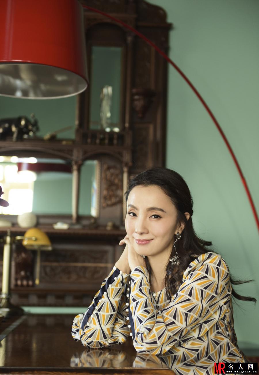 45岁小陶虹皮肤身材保养得非常得意 对镜头甜笑宛如少女(1)