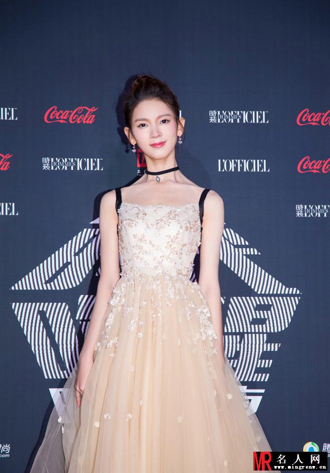 90后小花陈瑶变身小仙女 一双灿若星辰的双眼十足迷人(1)