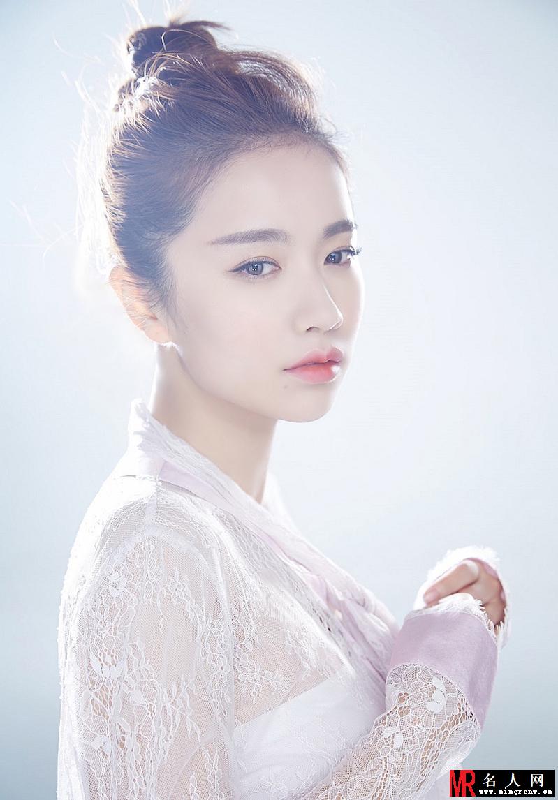 李春嫒唯美写真 白皙似瓷娃娃(1)