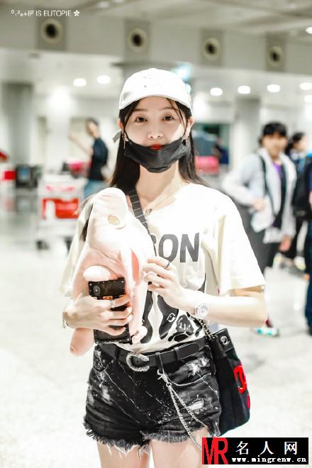 吴宣仪退团风波后首现机场  笑容甜美状态佳(1)