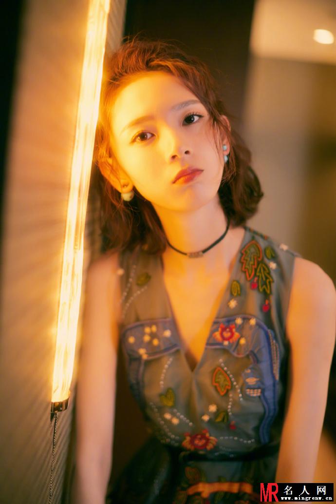 陈瑶出席发布会 着早春系列刺绣纱裙尽显少女气质(1)