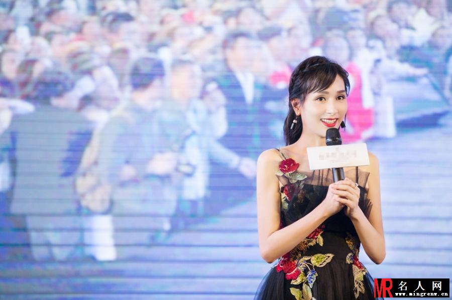 杨恭如一身黑色露肩小礼服 肤如凝脂尽显冻龄超凡魅力(1)