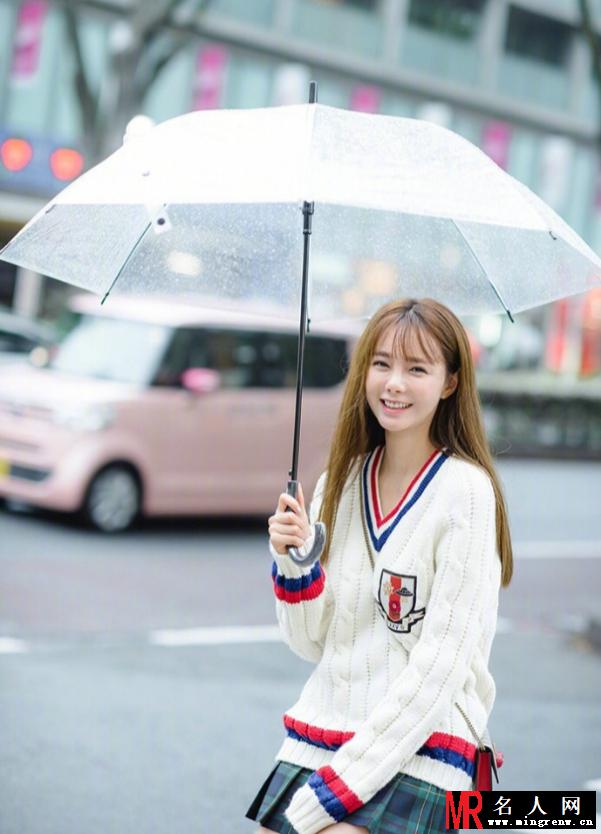 沈梦辰下雨天写真 清纯可爱好似学生妹(1)