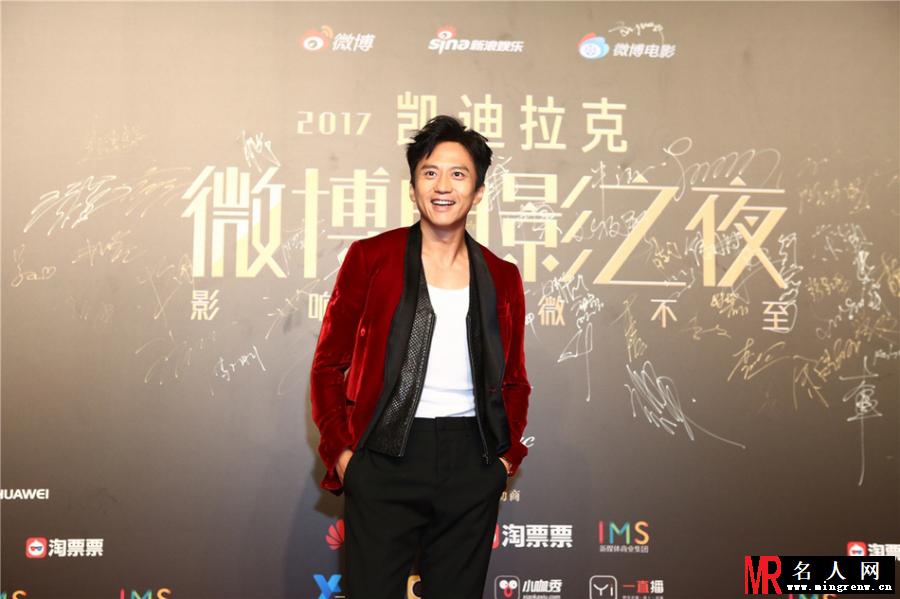 邓超亮相微博电影之夜 一身潮装雅痞时尚(1)