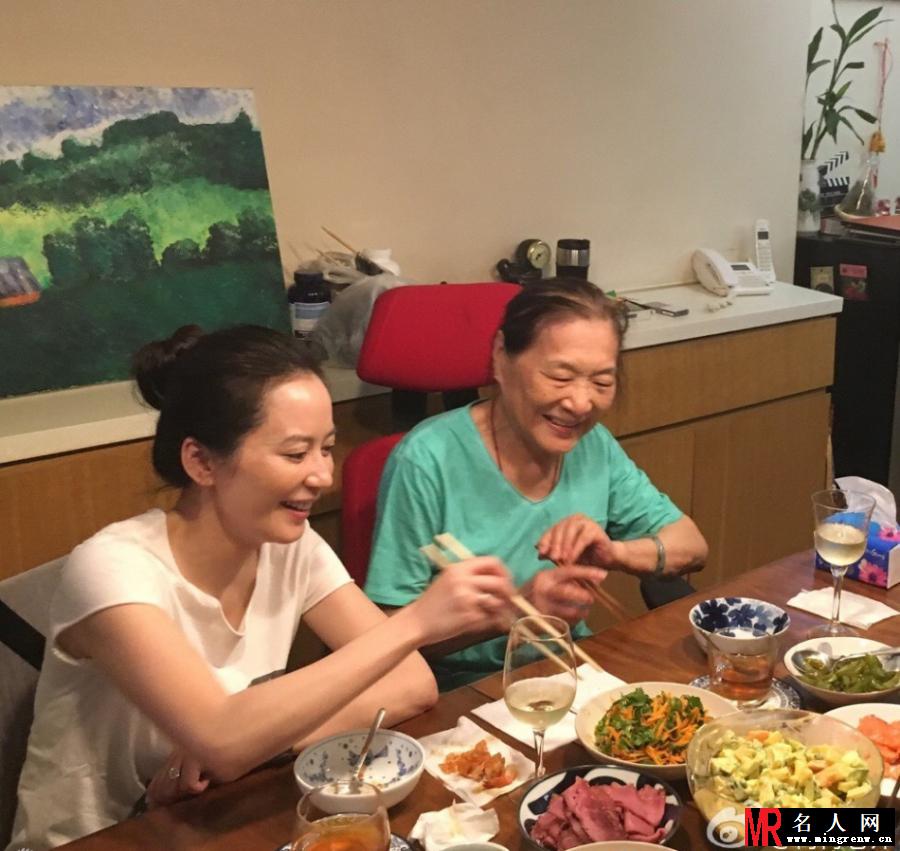 俞飞鸿看望恩施 素颜保住“冻龄女神”称号(1)