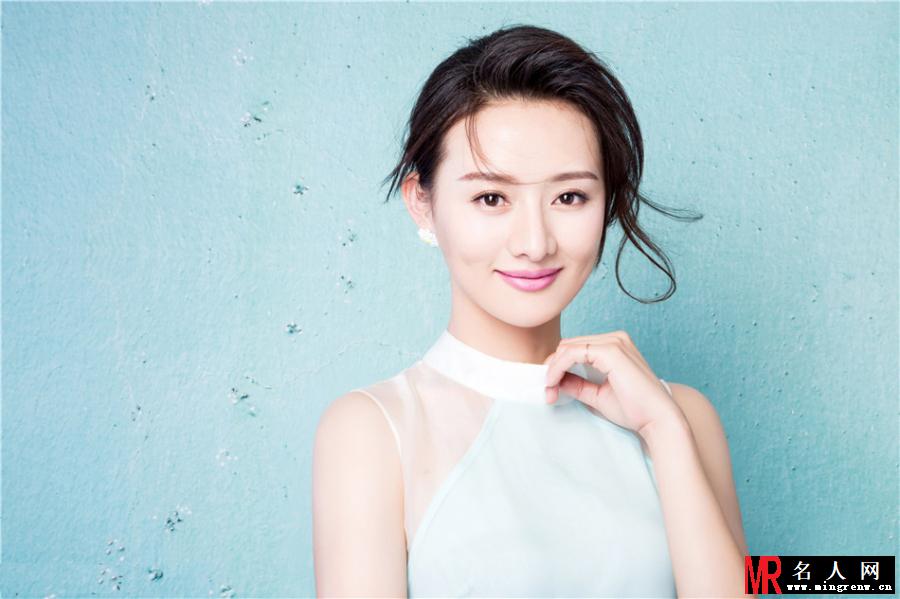 王靖云时尚大片 笑容甜美暖人心(1)