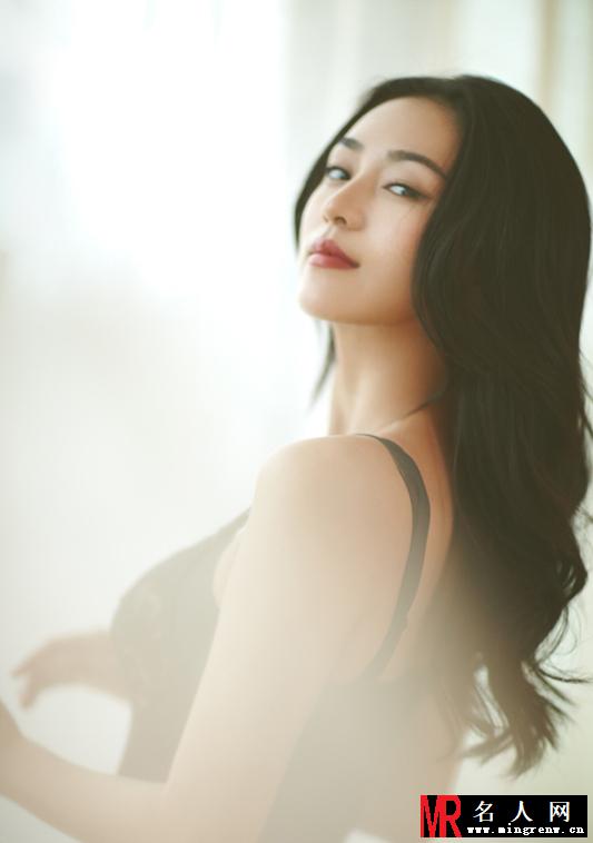尹航大方展现曼妙身材 曲线凹凸诱人(1)