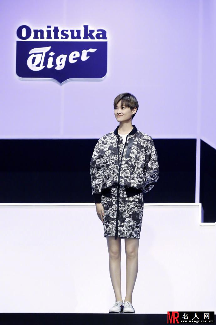 李宇春出席品牌发布会 印花运动套装时尚又休闲(1)