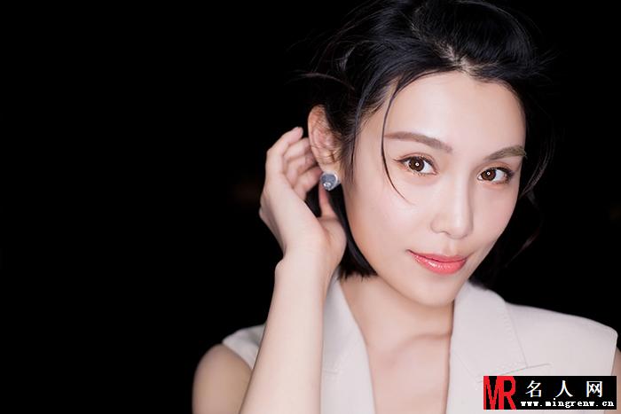 韩丹彤深V连体裤现身秀场 优雅中透露着小随性(1)