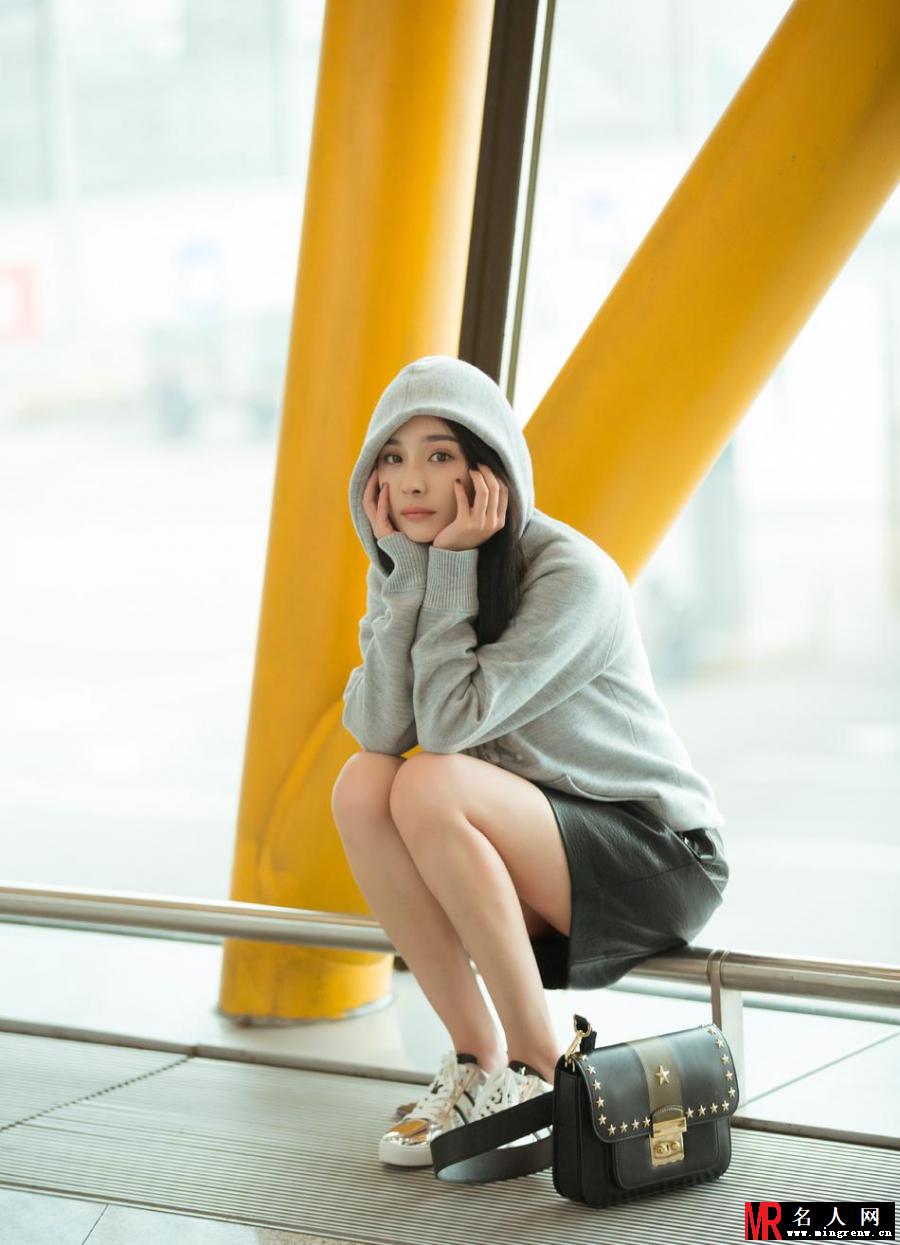 杨幂出发纽约时装周 穿连帽卫衣大秀细白美腿(1)