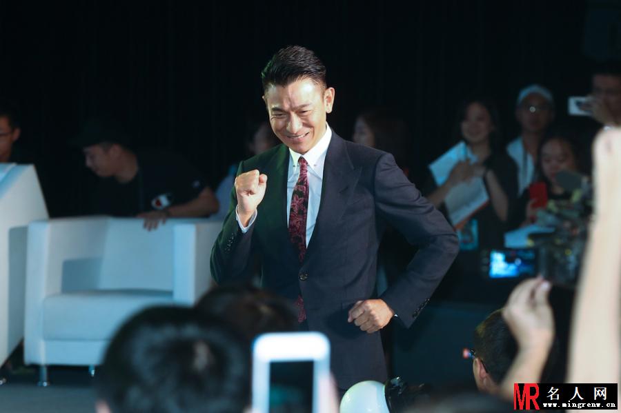 刘德华伤后复出小跑登台 蹦蹦跳跳喊话“我很好”(1)