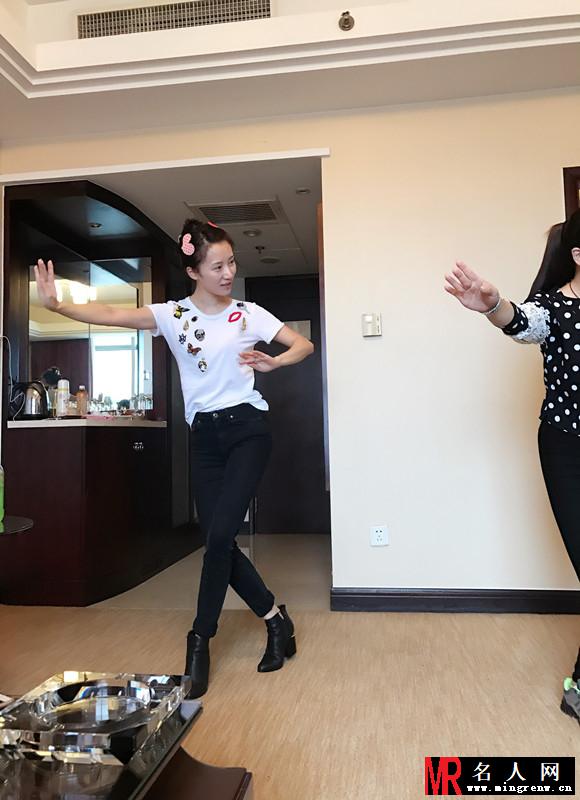 素颜气质清新似少女！李念剧组勤练唱戏有模有样(1)