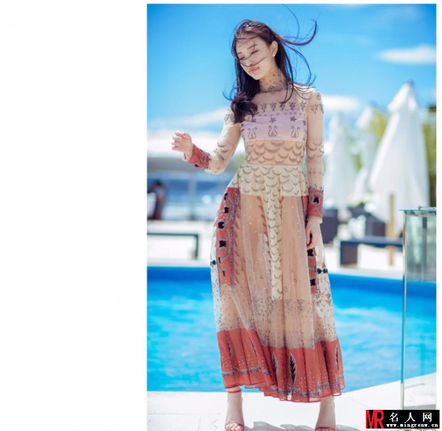 倪妮泳池写真 慵懒卧躺展性感(1)