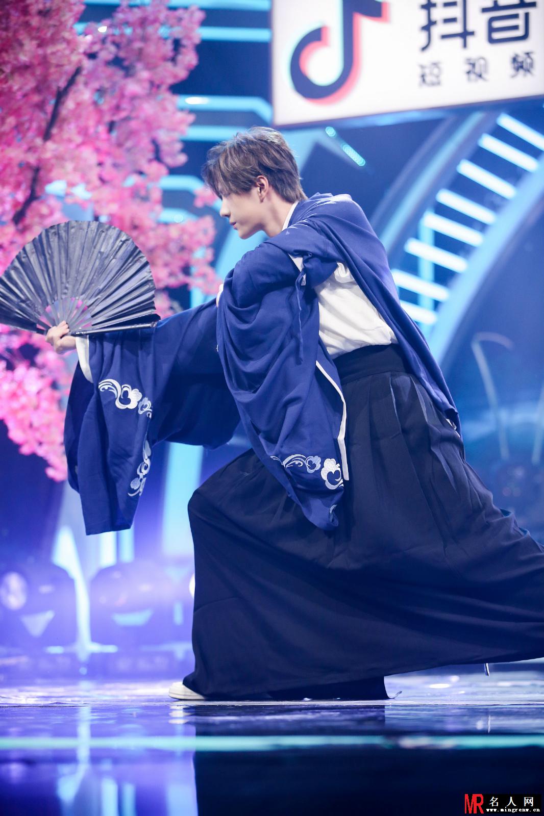 王一博《天天向上》古装舞扇 汉服少年扬袂蹁跹(1)