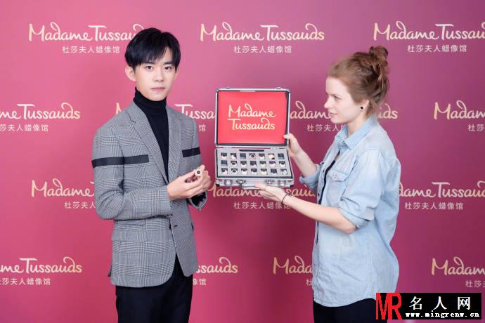 易烊千玺现身杜莎夫人蜡像馆  现场量身花絮图集温暖又有型(1)