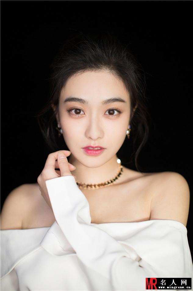演员孙雪宁最新写真曝光 大秀香肩尽显女性柔美一面(1)