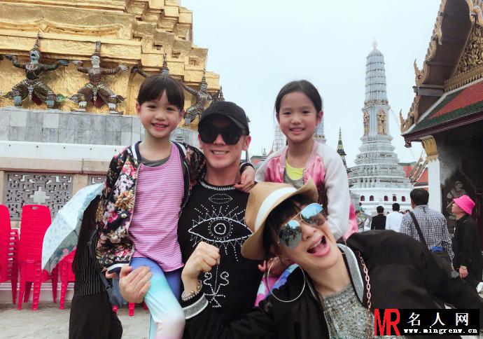 钟丽缇一家游泰国晒美照 张伦硕与女儿亲密互动(1)
