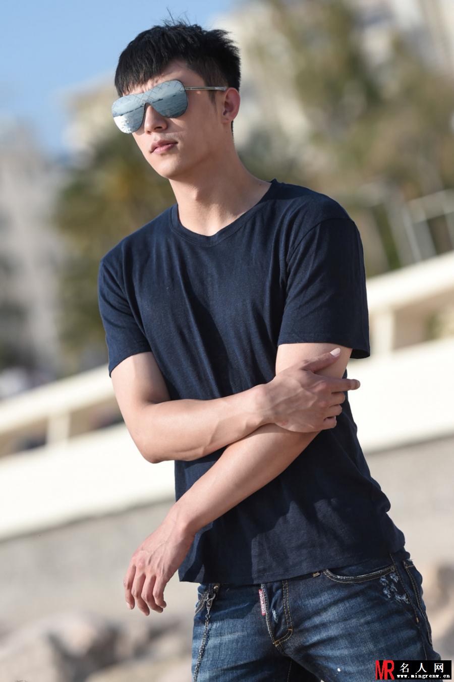 黄景瑜游荡戛纳海滩 上演忧郁潮男(1)