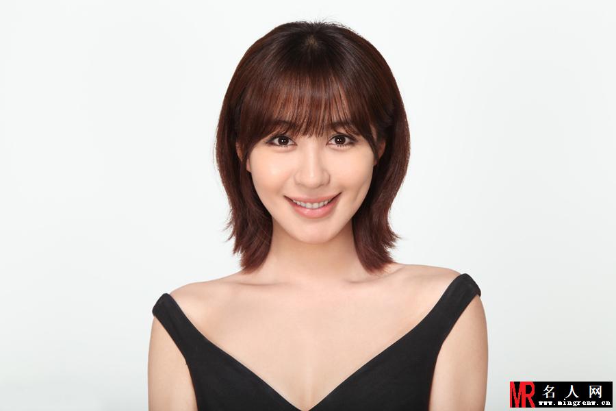李菲儿清纯写真 一展招牌式甜蜜笑容(1)