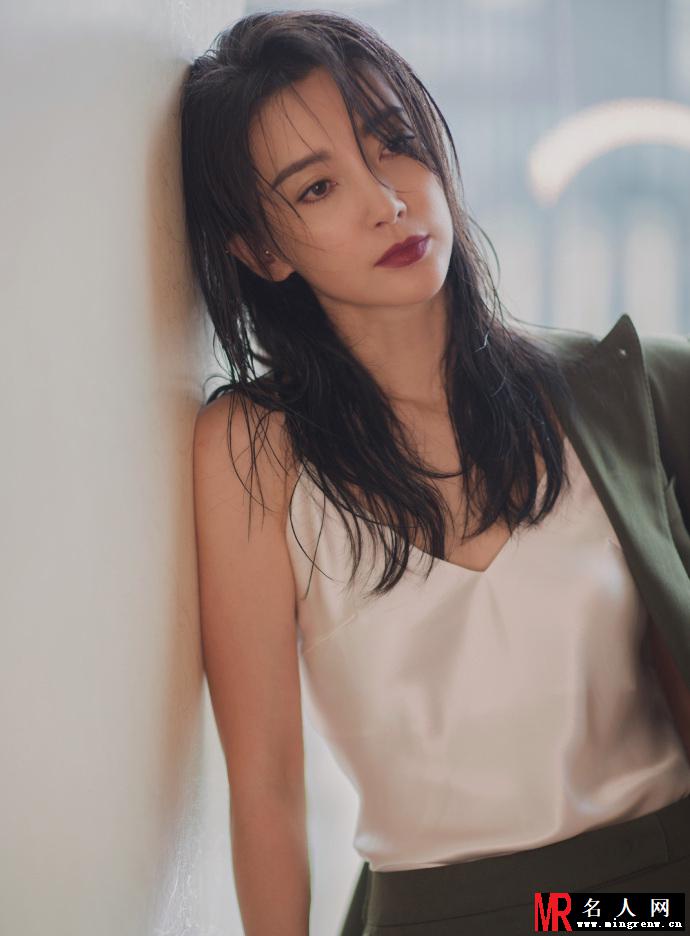 李冰冰玩湿发诱惑 妆容精致大秀玲珑曲线(1)