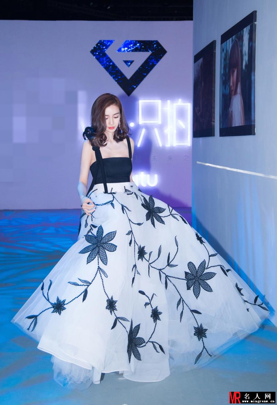 baby一身黑白礼裙亮相活动 依然少女感十足(1)
