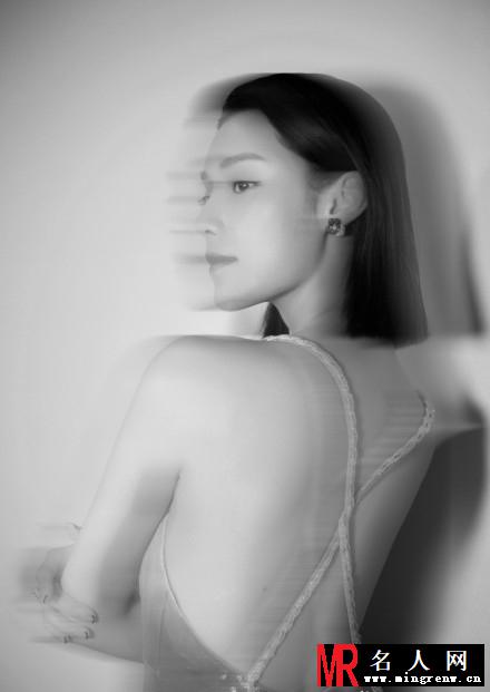 韩丹彤低胸礼服亮相活动 整个人优雅又不做作(1)