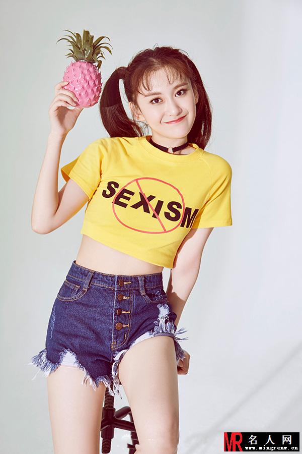 李梦露假期写真 黄白条纹套装展现青春少女活力(1)