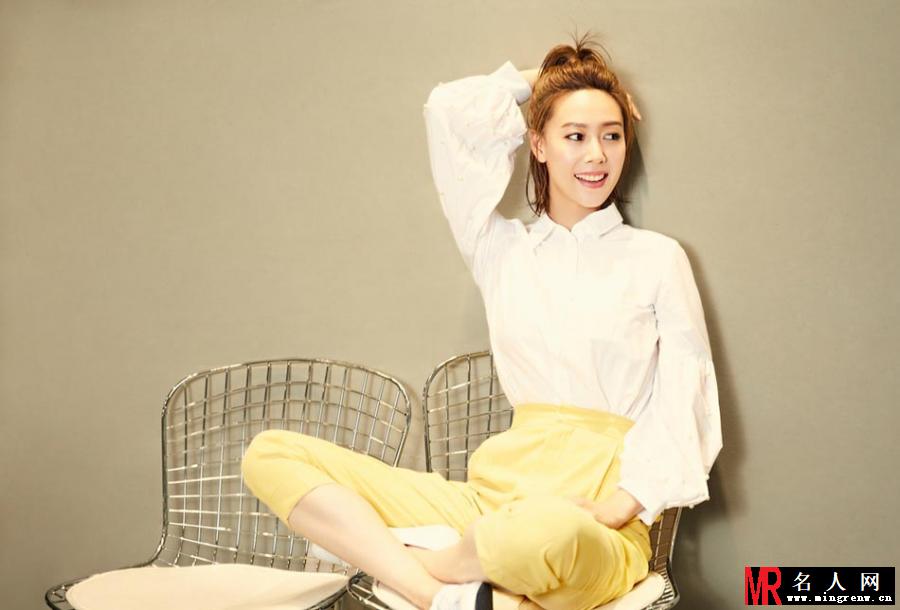 张雅蓓打造早秋清新look 表情灵动女人味十足(1)