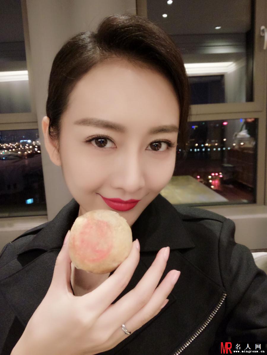 王鸥生活照曝光 撒娇卖萌展厨艺(1)