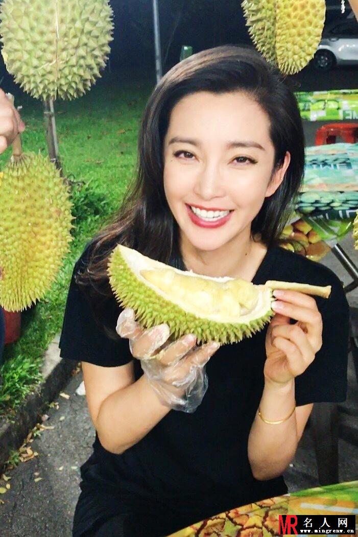 李冰冰吃榴莲开心大笑(1)