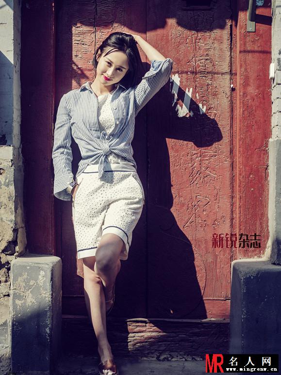 练束梅胡同深处拍大片 时而活泼烂漫时而婉约自然(1)