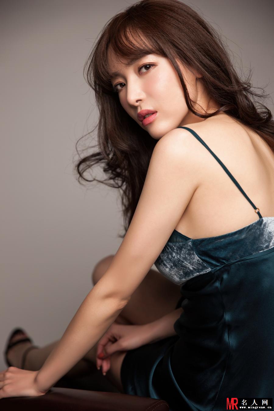 叶一云熟女风情 香肩锁骨好迷人(1)