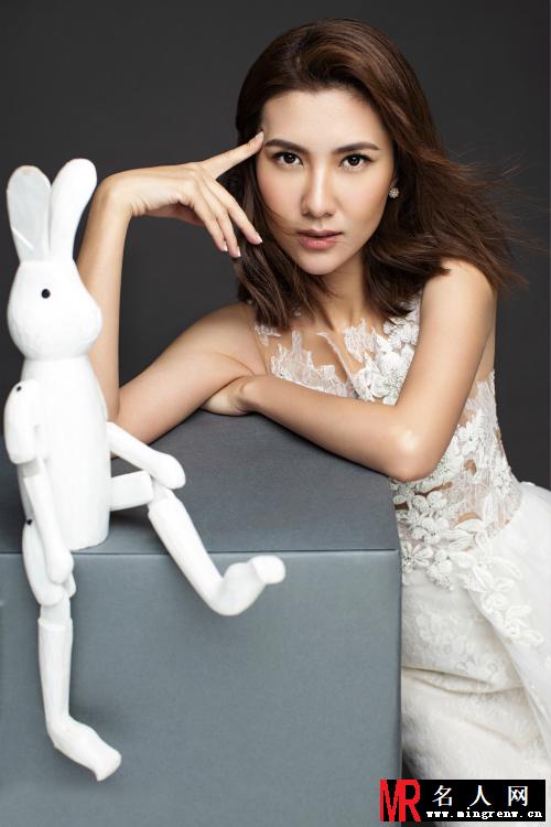 边潇潇婚纱写真 唯美长裙展露性感身姿(1)