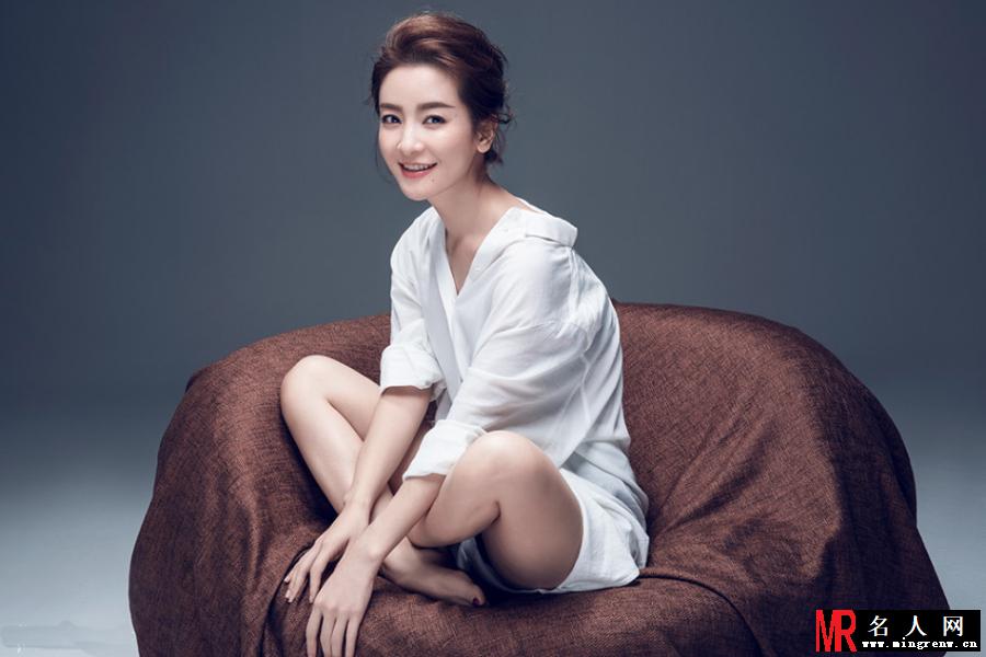 李晟一袭白衬衫化身“暖心女神”(1)