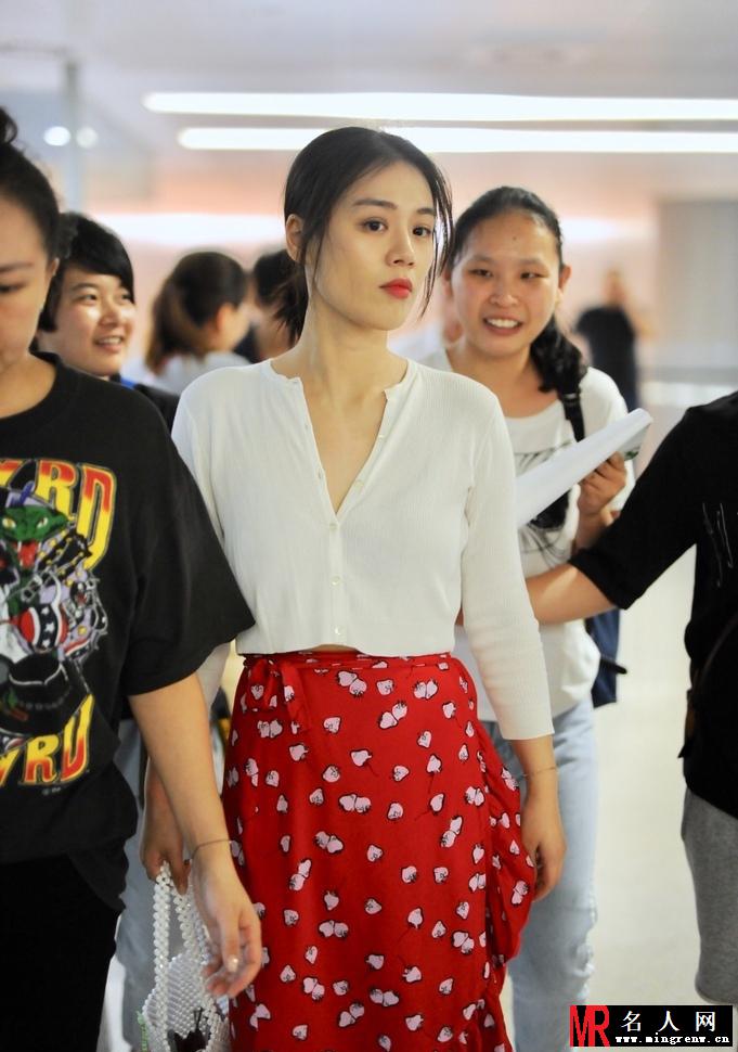 马思纯淡妆清新可人 波点红裙亮眼(1)