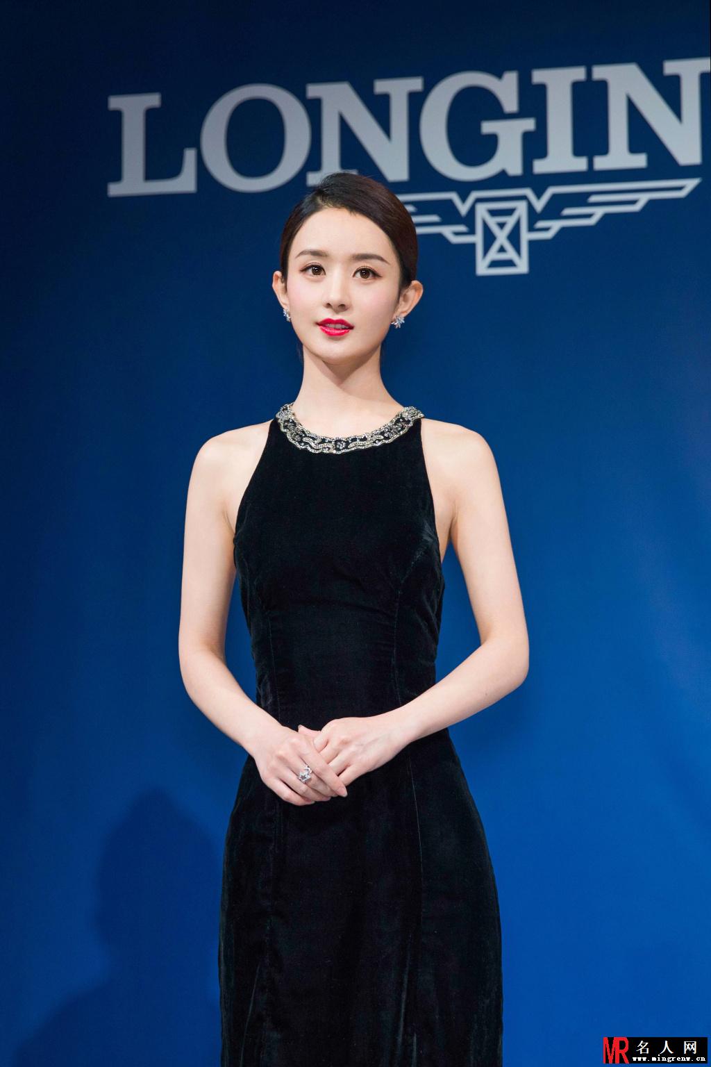 赵丽颖出席活动 一袭黑色礼服搭烈焰红唇优雅又性感(1)
