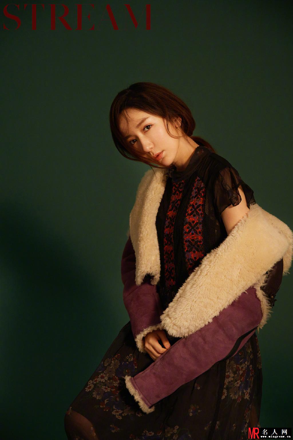 娄艺潇最新写真曝光 气质女神认真工作用心生活(1)