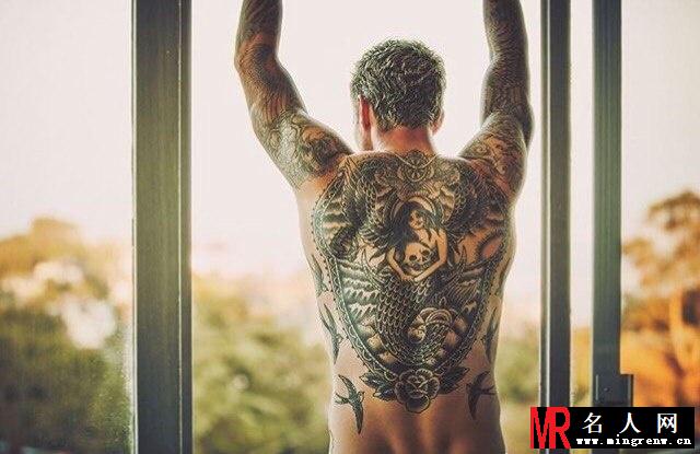 亚当·莱文最新写真 秀个性纹身尽显型男诱惑(1)