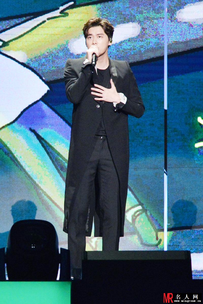 王俊凯高考后首度亮相 与众星同台飙歌不停(1)