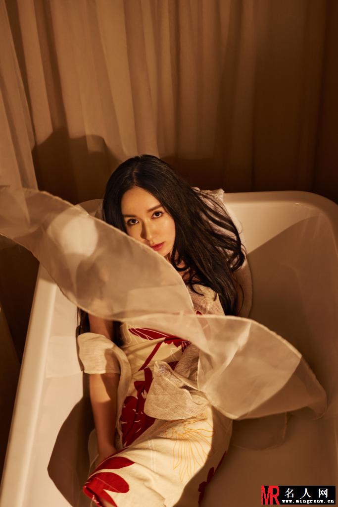 娄艺潇魅惑时尚大片 展现性感曲线(1)