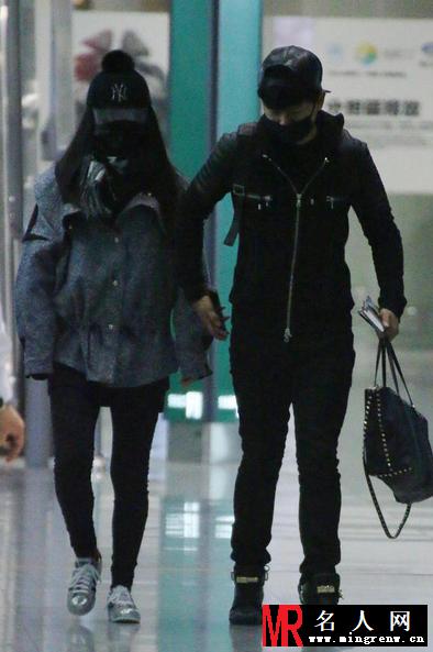 张杰谢娜机场生活照 过安检也要抱(1)