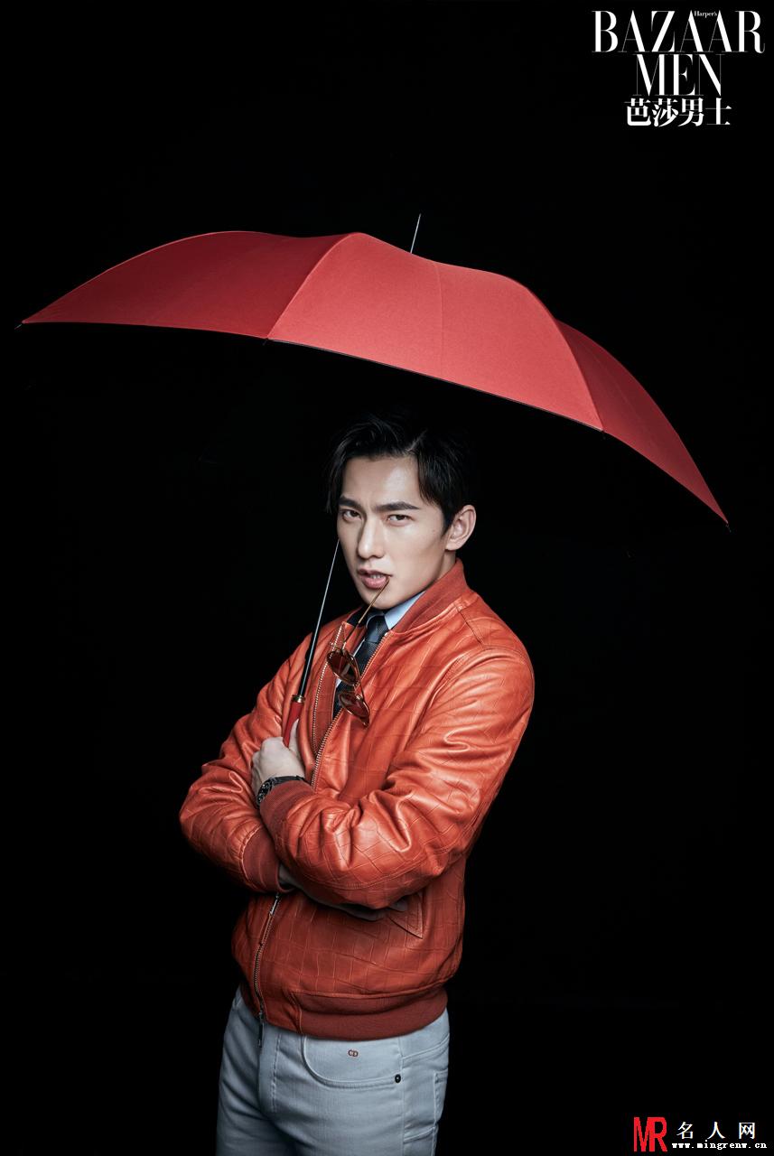 杨洋封面大片 目光坚毅演绎雨中熟男(1)