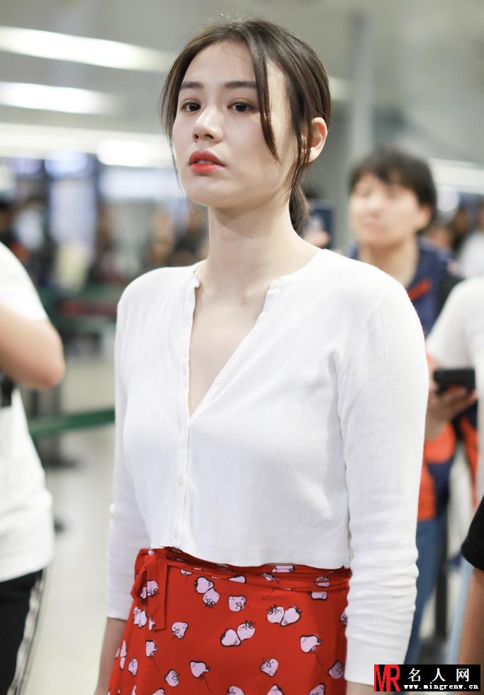 马思纯淡妆清新可人 波点红裙亮眼(1)