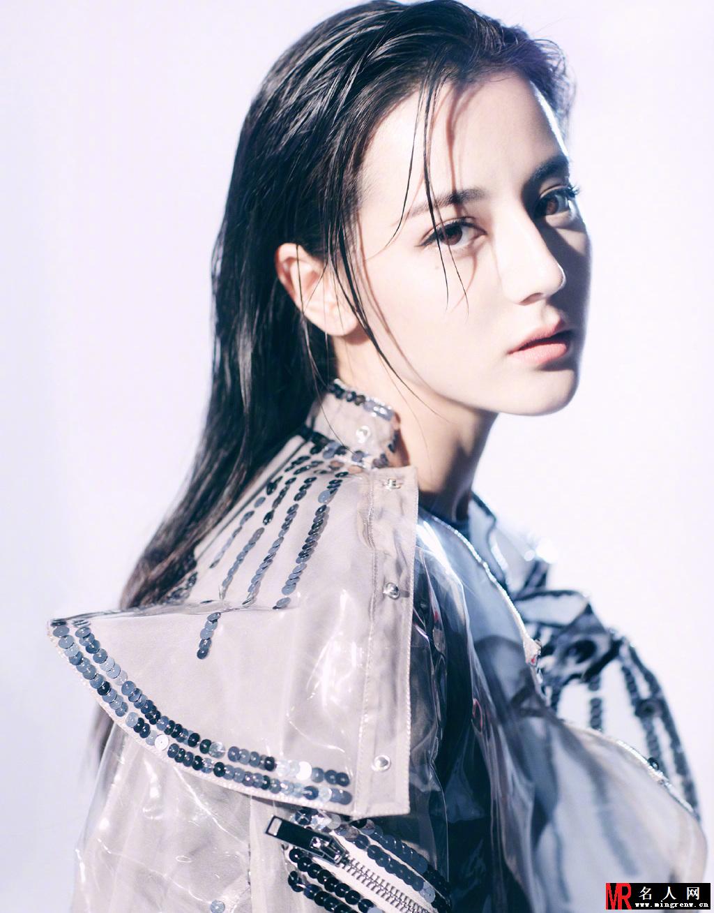 迪丽热巴封面大片曝光 东方精灵“眼神杀”魅惑迷人(1)