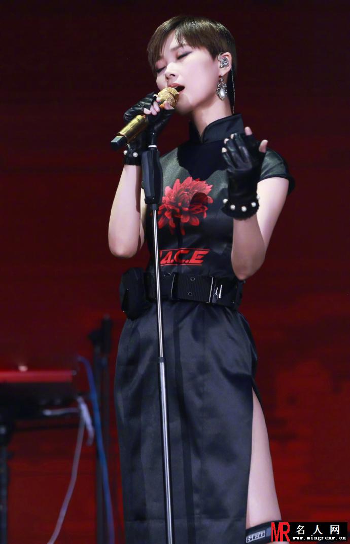 李宇春穿别致黑色旗袍出席微博之夜 获“年度国际影响力艺人”(1)