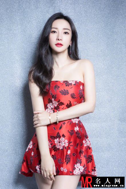 柳岩中国风抹胸短裙写真曝光  香肩美腿性感迷人(1)